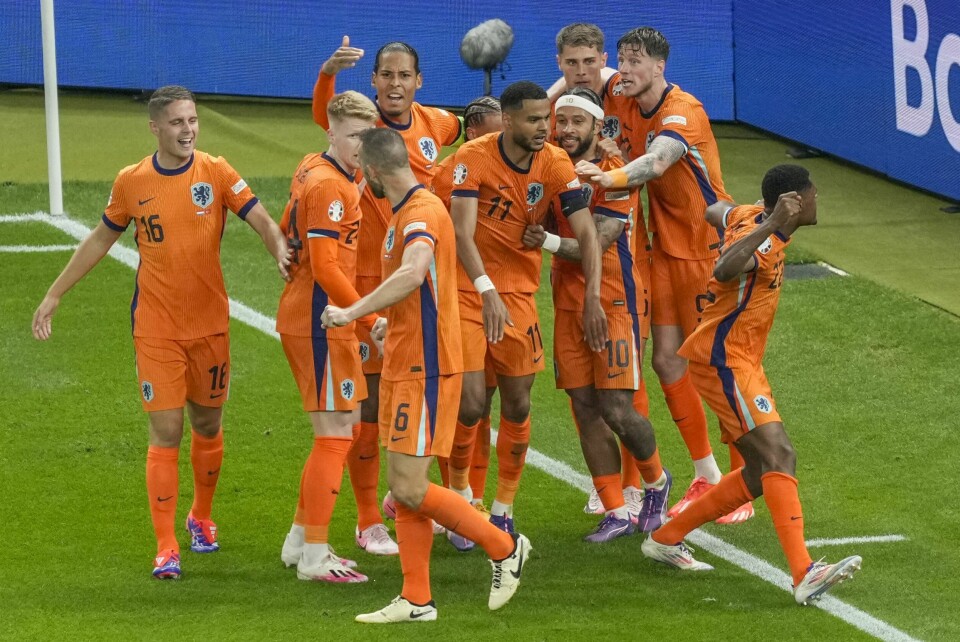 Cody Gakpo omfavnes etter å ha gitt Nederland 2-1 mot Tyrkia i EM-kvartfinalen i Berlin. Cody Gakpo omfavnes etter å ha gitt Nederland 2-1 mot Tyrkia i EM-kvartfinalen i Berlin. Foto: Markus Schreiber / AP / NTB