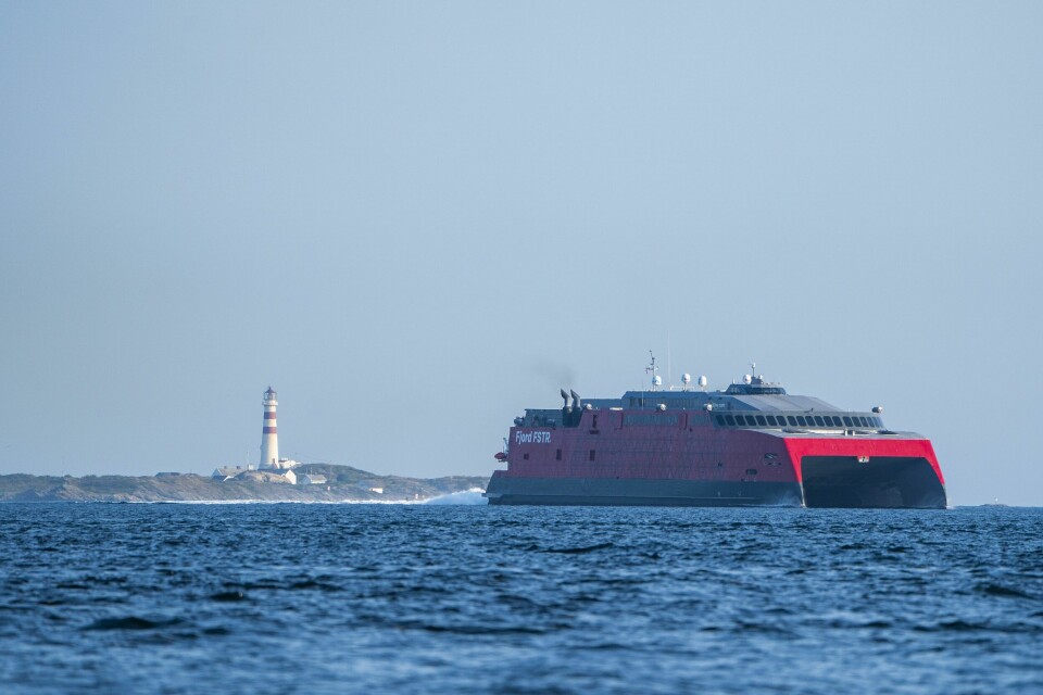Katamaranen FSTR fra Fjord Line går mellom Kristiansand og Hirtshals i Danmark. Katamaranen FSTR fra Fjord Line passerer Oksøy fyr på vei inn til Kristiansand fra Hirtshals sommeren 2021. Fergen har plass til 1200 passasjerer og 400 kjøretøy. Foto: Håkon Mosvold Larsen / NTB