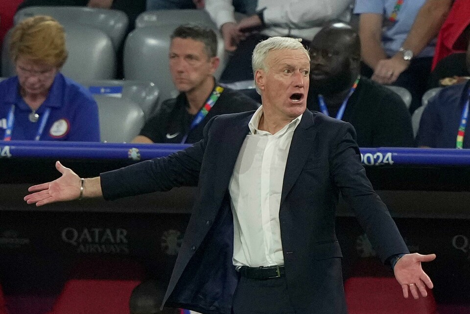 Didier Deschamps får fortsette som landslagssjef. Didier Deschamps får fortsette som landslagssjef. Foto: Spada / LaPresse via AP / NTB.