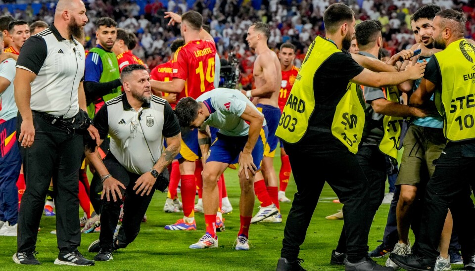 Spanias Álvaro Morata, i midten, holder seg til beinet etter en episode med en sikkerhetsvakt og en inntrenger etter semifinalen mellom Spania og Frankrike i fotball-EM. Spanias Álvaro Morata, i midten, holder seg til beinet etter en episode med en sikkerhetsvakt og en inntrenger etter semifinalen mellom Spania og Frankrike i fotball-EM. Foto: Hassan Ammar AP / NTB
