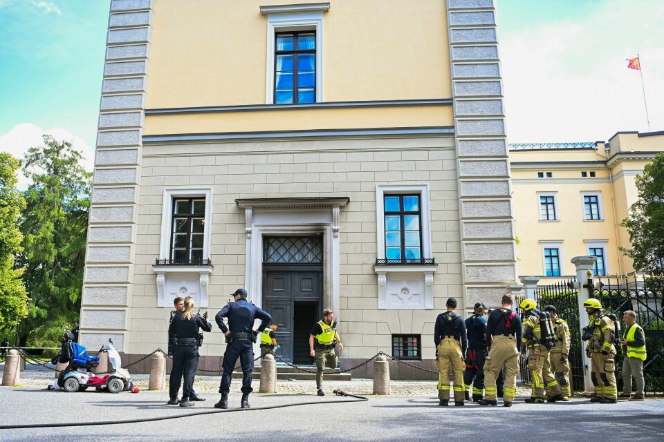 En mann kastet en brannbombe mot en dør ved slottet mandag. Bildet viser politi og brannvesen utenfor Slottet. Foto: Annika Byrde / NTB