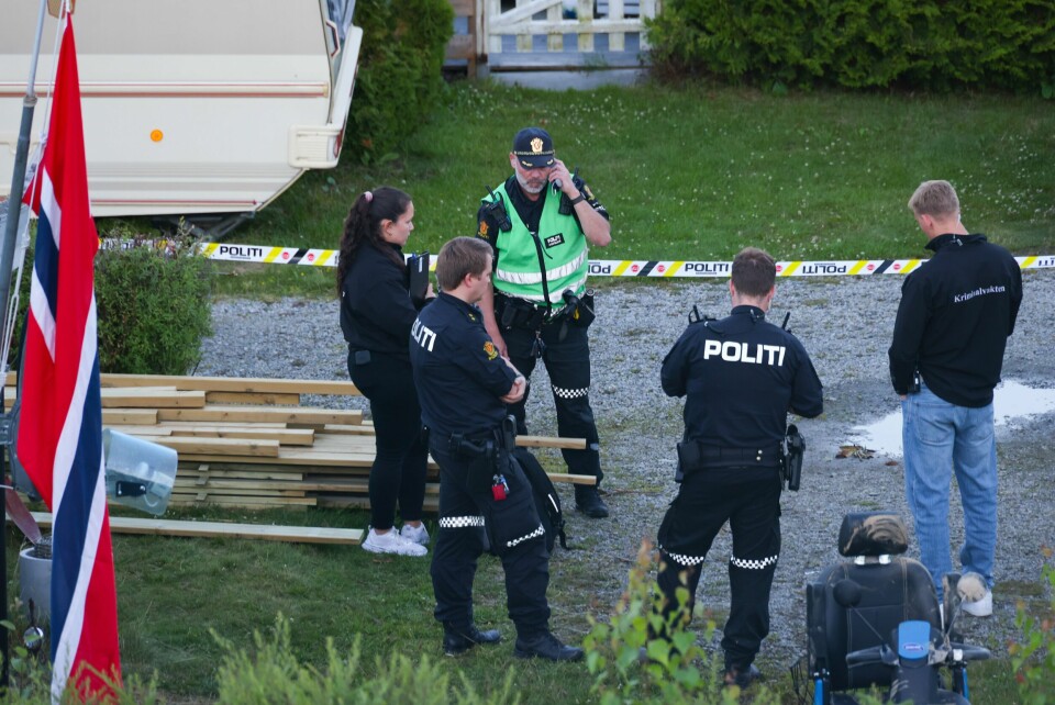 Politiet jobber på stedet ved Stora Lee Camping i Østfold etter en knivstikking. En kvinne døde av skadene og gjerningspersonen er pågrepet. Politiet jobber på stedet ved Stora Lee Camping i Østfold etter en knivstikking. En kvinne døde av skadene og gjerningspersonen er pågrepet. Foto: Geir Olsen / NTB