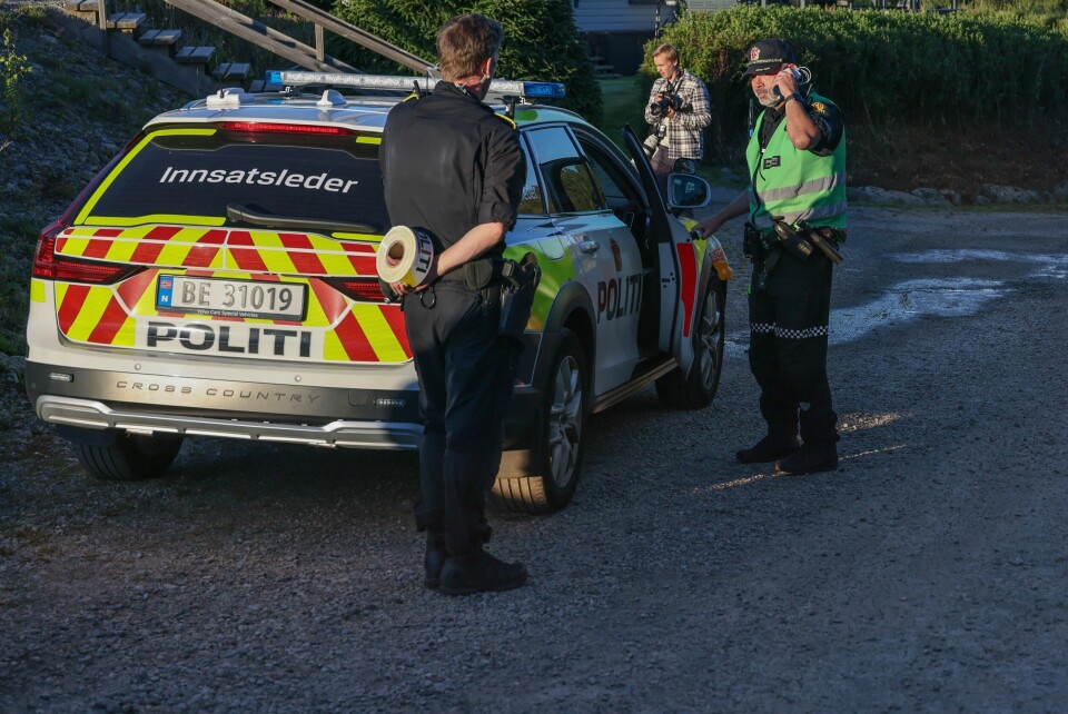 Det var hektisk aktivitet på Stora Lee Camping i Østfold tirsdag kveld etter meldingen om knivstikking. Mannen som er siktet i saken, er tidligere domfelt flere ganger. Politiet jobber på stedet på en campingplass i Østfold etter en knivstikking. En person døde av skadene, og den antatte gjerningspersonen er pågrepet. Foto: Geir Olsen / NTB