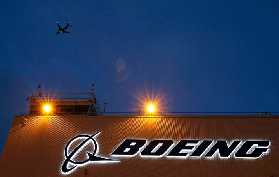 Flyprodusenten Boeing har inngått en avtale med det amerikanske justisdepartementet etter to dødsulykker. USAs justisdepartement vil ta ut tiltale mot Boeing og be selskapet inngå forlik, opplyser kilder til Reuters og AP. Bakgrunnen er to dødsulykker i 2018 og 2019 og nye problemer med selskapets fly i år. Foto: Ted S. Warren / AP / NTB