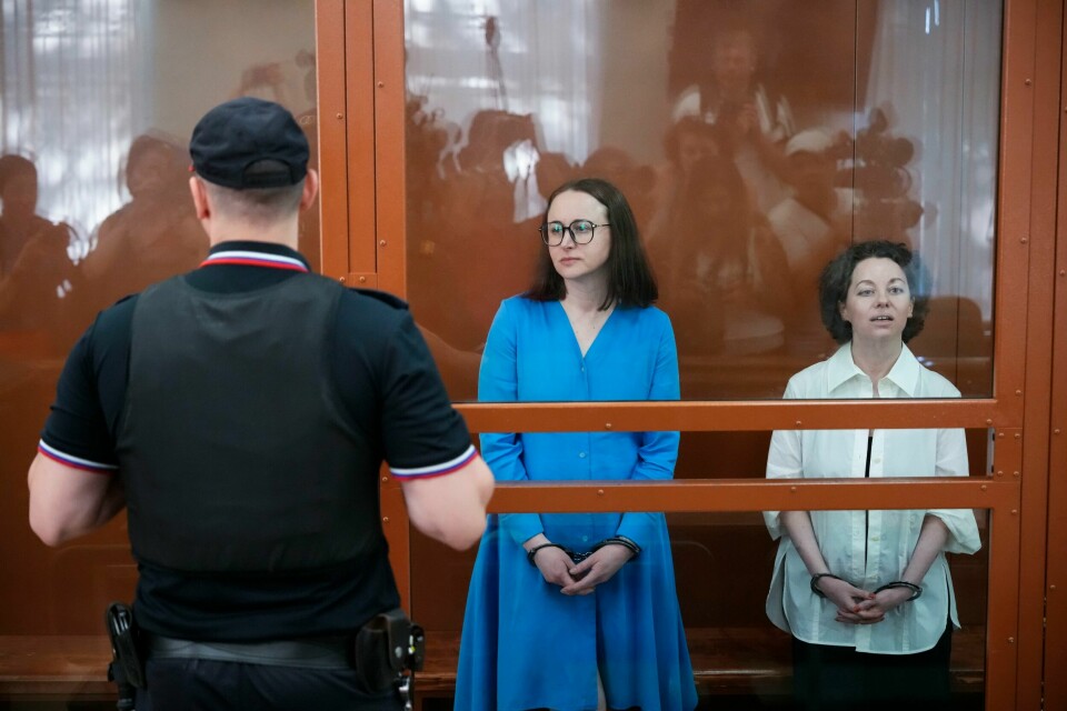 Regissøren Jevgenija Berkovitsj (t.h.) og dramatikeren Svetlana Petrijtsjuk (t.v.) ble mandag dømt til seks års fengsel av en russisk militærdomstol som følge av et teaterstykke de satte opp i 2021. Regissøren Jevgenija Berkovitsj (t.h.) og dramatikeren Svetlana Petrijtsjuk (t.v.) ble mandag dømt til seks års fengsel av en russisk militærdomstol som følge av et teaterstykke de satte opp i 2021. Foto: AP / NTB