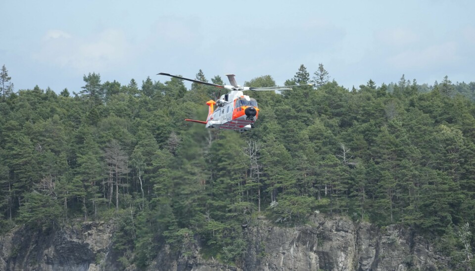 Redningshelikopter over Ormvika ved Rognstranda i Bamble etter at en mann i 60-årene falt ned en fjellskrent på 4–5 meter. Redningshelikopter over Ormvika ved Rognstranda i Bamble etter at en mann i 60-årene falt ned en fjellskrent på 4–5 meter.Foto: Cornelius Poppe / NTB