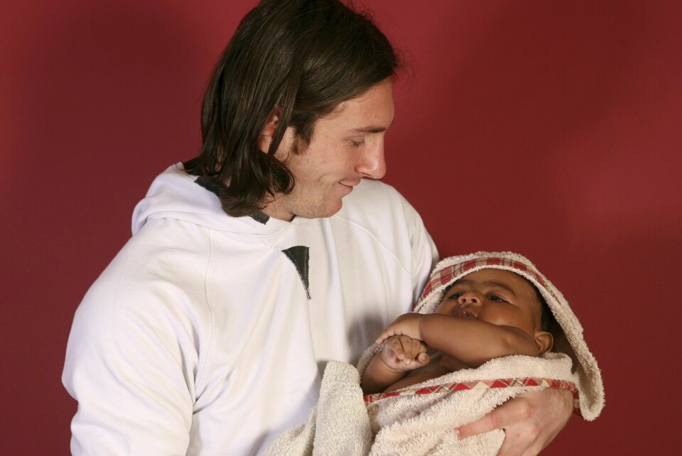 Lionel Messi med Lamine Yamal i armene i 2007. Lionel Messi med Lamine Yamal i armene i 2007. Foto: Joan Monfort / AP / NTB