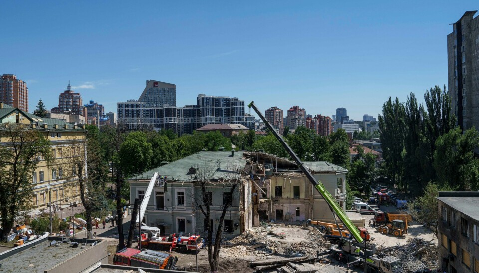 Redningsarbeidere leter i ruinene av Okhmatdyt-barnesykehuset i Kyiv mandag. Redningsarbeidere leter i ruinene av Okhmatdyt-barnesykehuset i Kyiv mandag. Foto: Jevhen Maloletka / AP / NTB
