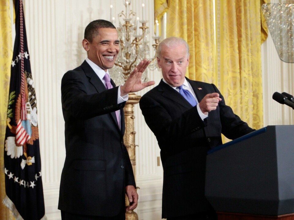 Biden og Obama har lang historie, noe førsteamanuensis i Amerika-studier ved UiO, Deborah Kitchen-Døderlein, tror er grunnen til at sistnevnte aldri vil gi en offentlig uttalelse på Bidens skikkethet. Biden og Obama har lang historie, noe førsteamanuensis i Amerika-studier ved UiO, Deborah Kitchen-Døderlein, tror er grunnen til at sistnevnte aldri vil gi en offentlig uttalelse på Bidens skikkethet.