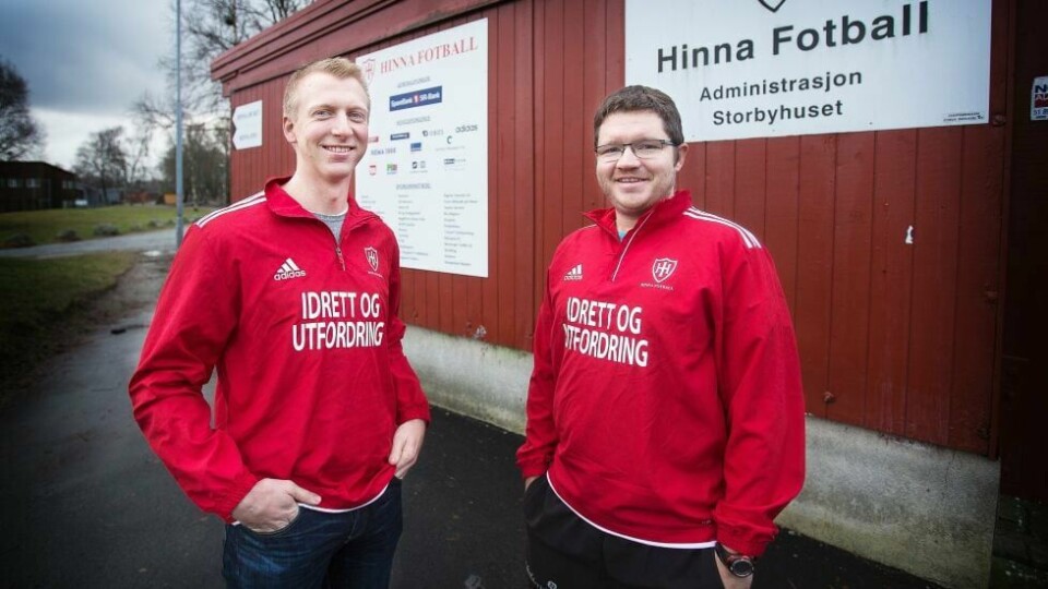 Daglig leder Hans Arne Haga i Hinna fotball informerte i går om at samarbeidet med Viking om klubbens damelag opphører. Her sammen med leder for Hinnas fotballfritidsordning Nils Petter Aarrestad. Foto: Frode Olsen.
