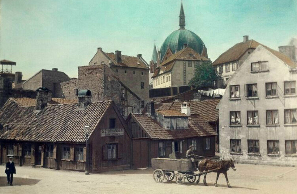 HAMMERSBORG TORG 1914: Løkken Sorgenfri og Trefoldighetskirka i bakgrunnen. HAMMERSBORG TORG 1914: Løkken Sorgenfri og Trefoldighetskirka i bakgrunnen.