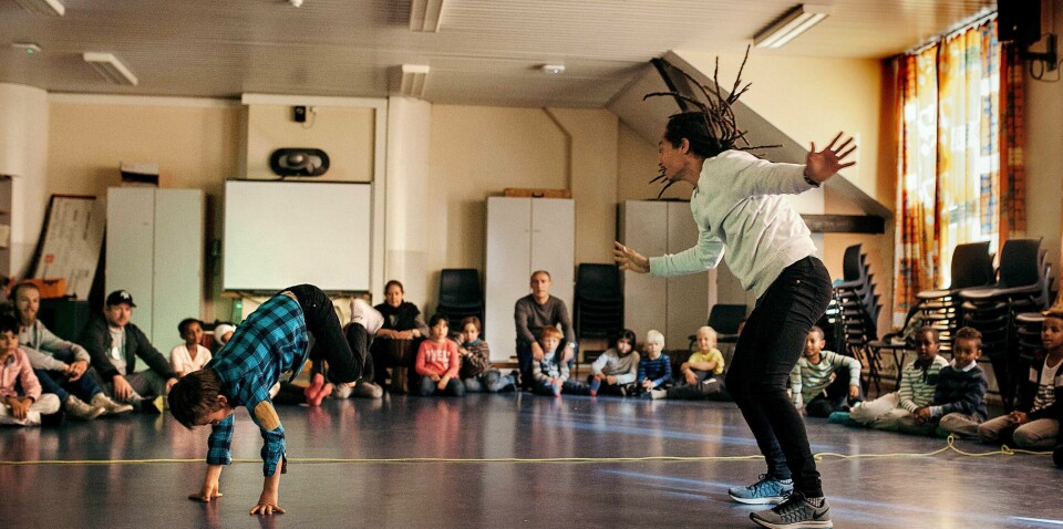 I går var det høstfest med dans og søramerikanske rytmer for barna på aktivitetsskolen på Tøyen. Her svinger Kleyton dos Santos (t.h) og Jonathan Castillo Riise seg i dansen.