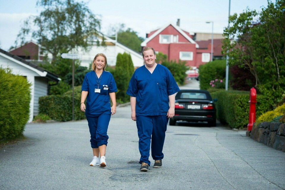 Eirik Faret Sakariassen har skapt en overraskende allianse med Høyre og Frp mot stoppeklokketyranniet i eldreomsorgen. Her er SV-politikeren på sommerjobb som hjemmehjelp i fjor sommer sammen med Ann Emilie Bjånes.FOTO: ARNE BIRKEMO