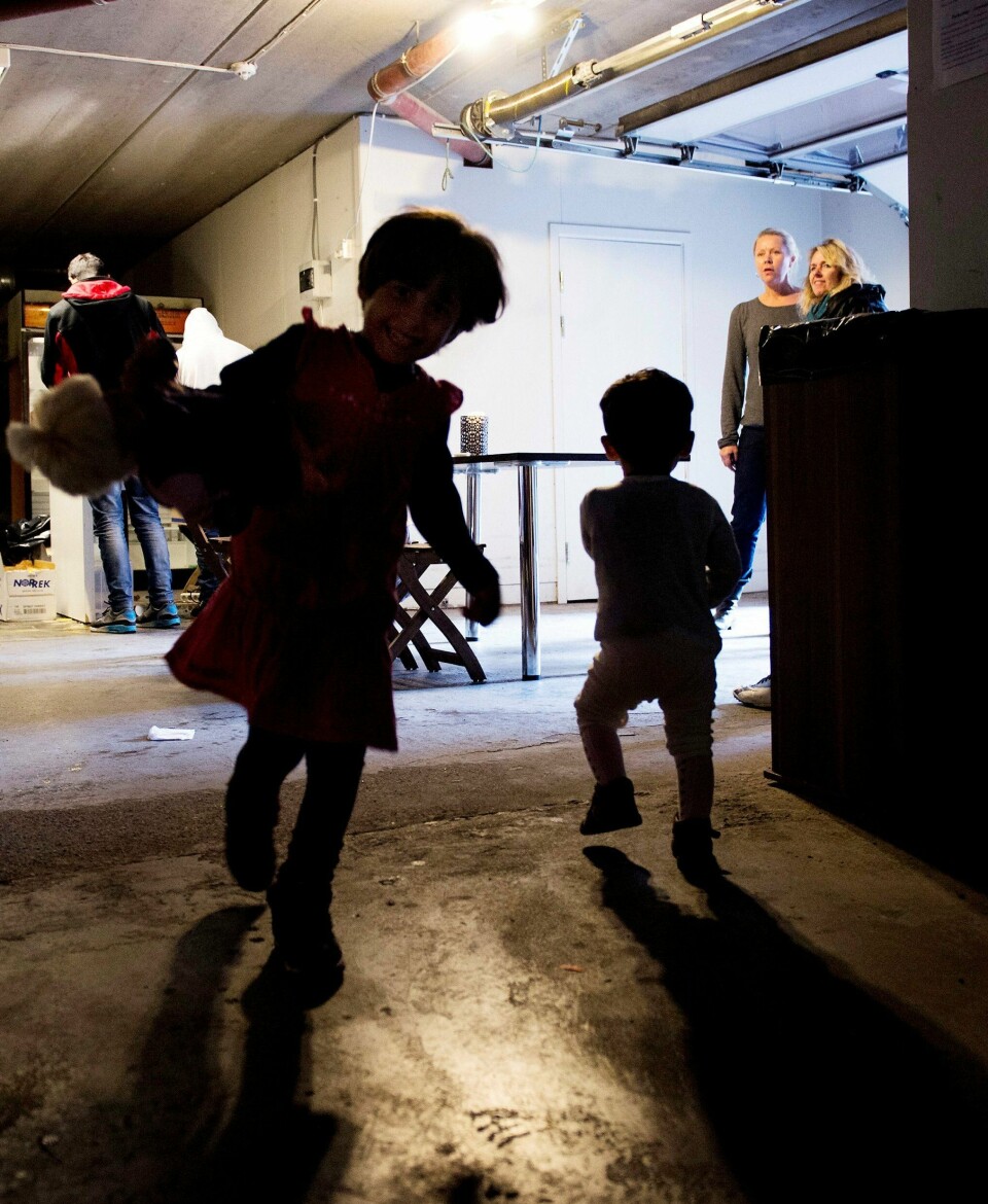 Regjeringen har mål om å kutte i støtten til barnefamilier på mottak.