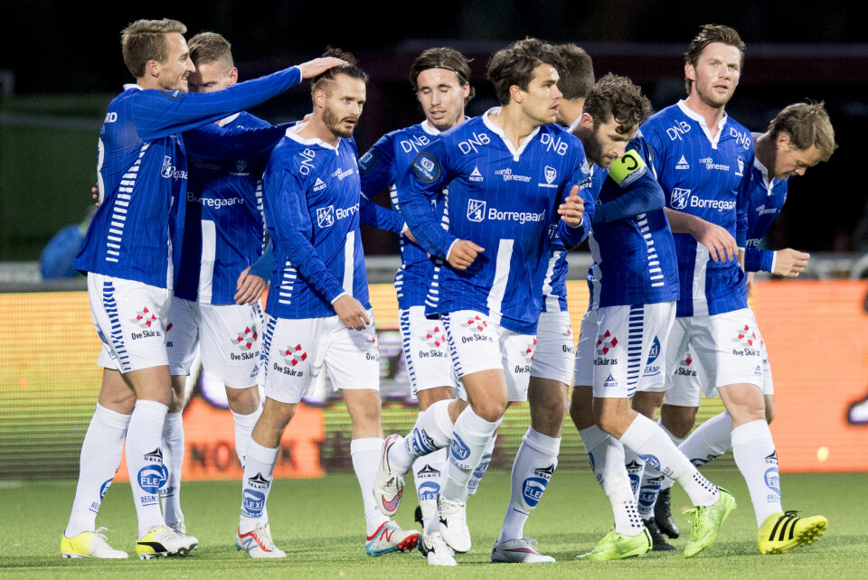 Sarpsborg-spillerne feirer 1-0-målet til Jonas Lindberg. Sarpsborg-spillerne feirer 1-0-målet til Jonas Lindberg.