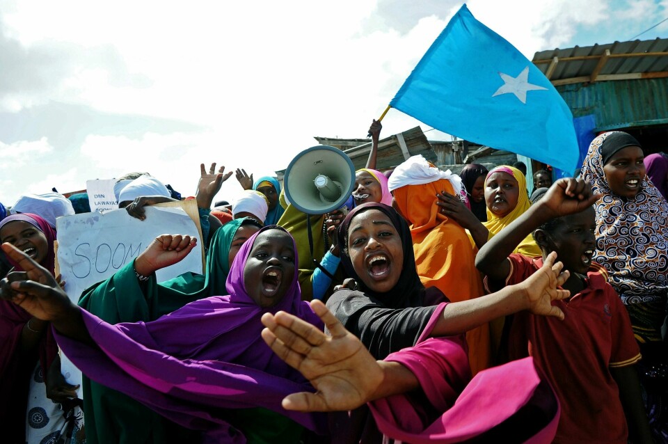 Terrorgruppen al-Shaabab har mistet mye kontroll i Somalia, og en internasjonalt anerkjent regjering er på plass. Men det er fortsatt utrygt. Her fra en demonstrasjon mot al-Shabaab etter angrepet på Lido-stranden i Mogadishu tidligere i år.