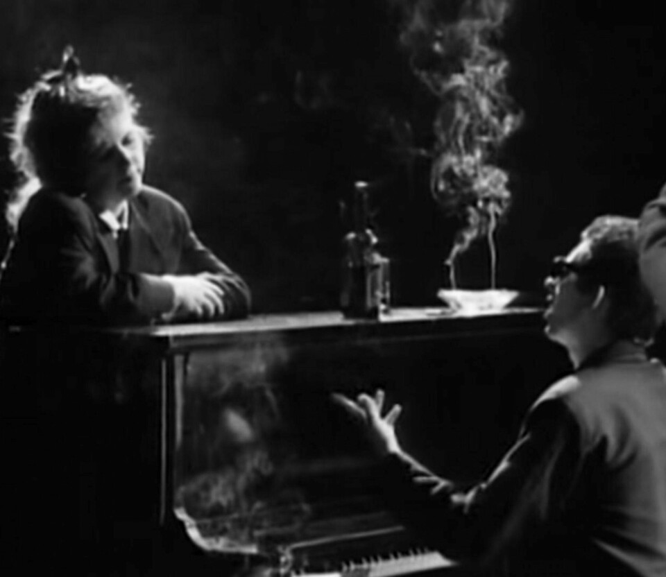 Kirsty MacColl og Shane MacGowan i et fredfullt øyeblikk i musikkvideoen til «Fairytale of New York», regissert av Peter Dougherty. Kirsty MacColl og Shane MacGowan i et fredfullt øyeblikk i musikkvideoen til «Fairytale of New York», regissert av Peter Dougherty.
