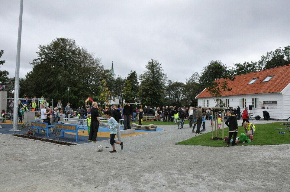 Det startet med at politikerne så på Kyviksmarka og fant ut at det var flere områder som var regulert som grøntområder på Storhaug. Nå skal det bygges ti nye lekeplasser i bydelen i årene som kommer. Bildet er fra nyåpningen av lekeplassen i fjor. Foto: Tore Bruland