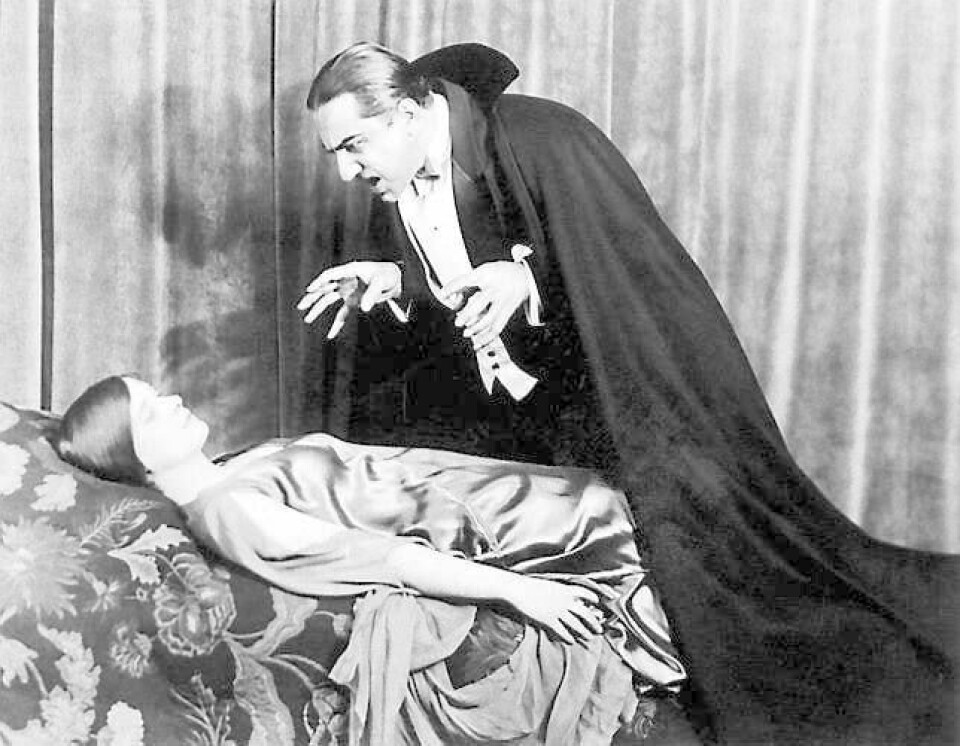 I Bram Stokers roman «Dracula», fra 1897, treffer vi en blodtørstig og elegant greve ved samme navn. Her ses Bela Lugosi og Dorothy Peterson i en dramatisering fra 1927. FOTO: NTB SCANPIX