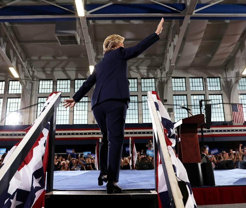 SMART: Hillary Clinton mottar hyllest i Goodyear Hall and Theatre i Akron. Den tidligere dekkhovedstaden i Ohio er blitt en av USAs smarteste byer. FOTO: JUSTIN SULLIVAN/NTB SCANPIX