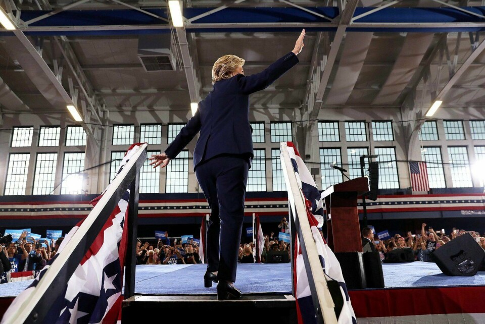 SMART: Hillary Clinton mottar hyllest i Goodyear Hall and Theatre i Akron. Den tidligere dekkhovedstaden i Ohio er blitt en av USAs smarteste byer. FOTO: JUSTIN SULLIVAN/AFP
