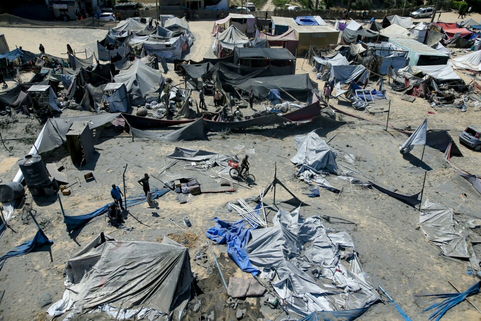 Lørdag ble minst 90 palestinere drept i et angrep i Khan Younis. Telt revet i stykker av angrepet mot Khan Younis. FN anslår at rundt 80 prosent av innbyggerne på Gazastripen nå er internt fordrevne. Foto: Jehad Alshrafi / AP / NTB