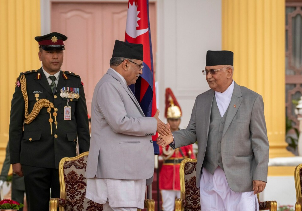 Khadga Prasad Sharma Oli (til høyre) ble mandag tatt i ed som Nepals nye statsminister. Her blir han gratulert av tidligere statsminister Pushpa Kamal Dahal, som var nødt til å gå av etter et mistillitsforslag fredag. Khadga Prasad Sharma Oli (til høyre) ble mandag tatt i ed som Nepals nye statsminister. Her blir han gratulert av tidligere statsminister Pushpa Kamal Dahal, som var nødt til å gå av etter et mistillitsforslag fredag. Foto: AP Photo/Niranjan Shrestha / NTB