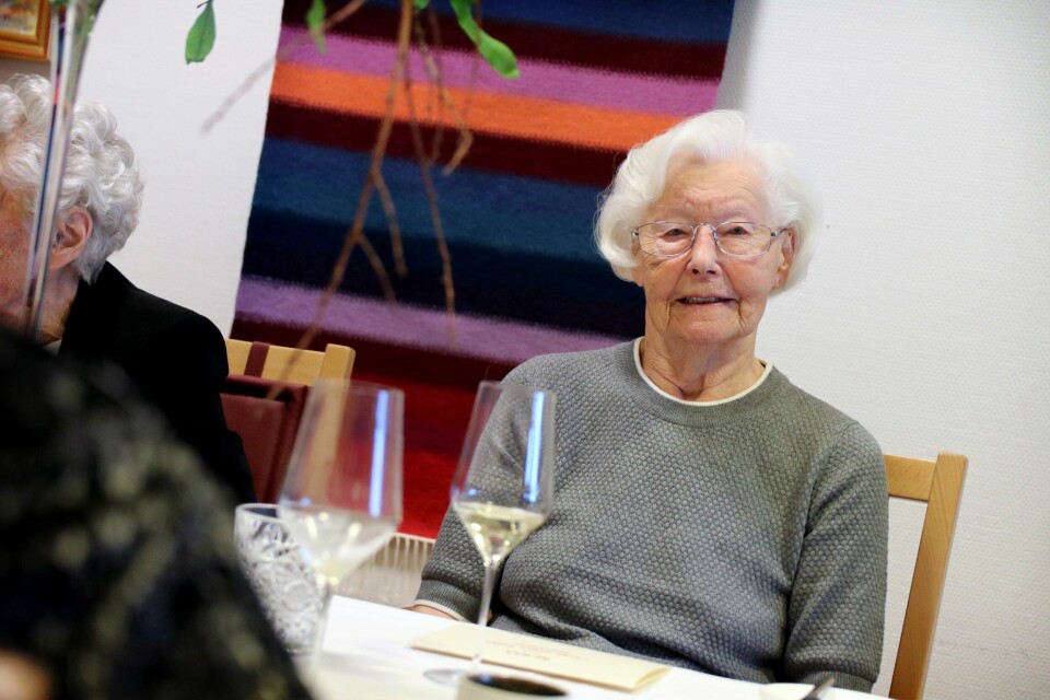 Anne-Marie Helleren ved Tasta sykehjem så fram til å prøve maten til Sven Erik Renaa, og kunne fortelle at det var ikke annet enn fantastisk etter å ha spist to av fem retter. Foto: Tone Helene Oskarsen Anne-Marie Helleren ved Tasta sykehjem så fram til å prøve maten til Sven Erik Renaa, og kunne fortelle at det var ikke annet enn fantastisk etter å ha spist to av fem retter. Foto: Tone Helene Oskarsen