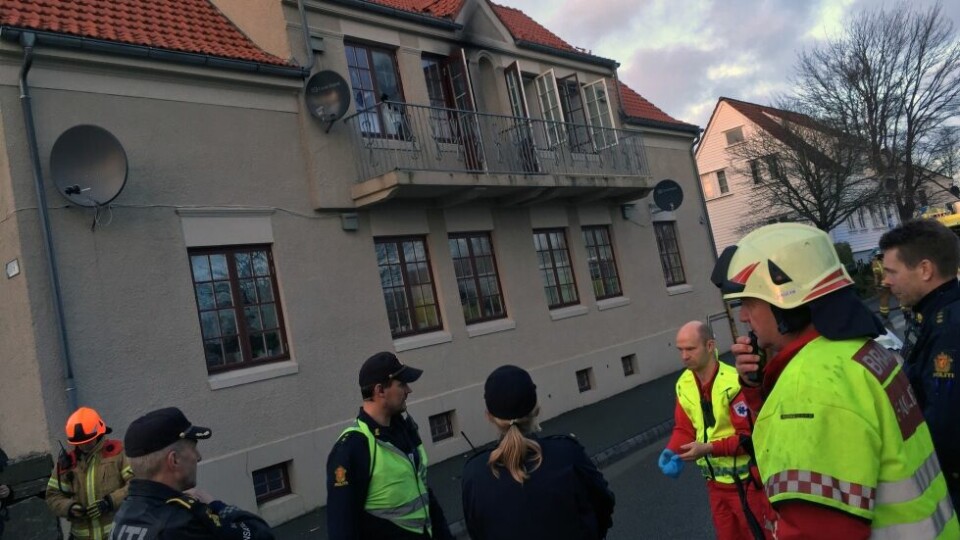 Politi og brannvesenet på stedet i forbindelse med brannen der 43-åringen ble pågrepet for å ha holdt en kvinne fanget i leiligheten sin mens han skal ha tent fyr på denne. Foto: Mathias Klingenberg Politi og brannvesenet på stedet i forbindelse med brannen der 43-åringen ble pågrepet for å ha holdt en kvinne fanget i leiligheten sin mens han skal ha tent fyr på denne. Foto: Mathias Klingenberg