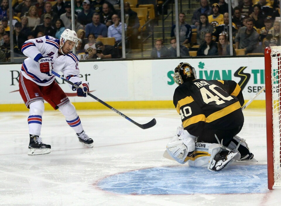 Kevin Hayes (t.v.) scorer på Boston-keeper Tuukka Rask.