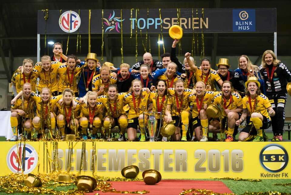 LSK-jentene har fått beviset og jubler sammen i LSK-hallen lørdag ettermiddag.