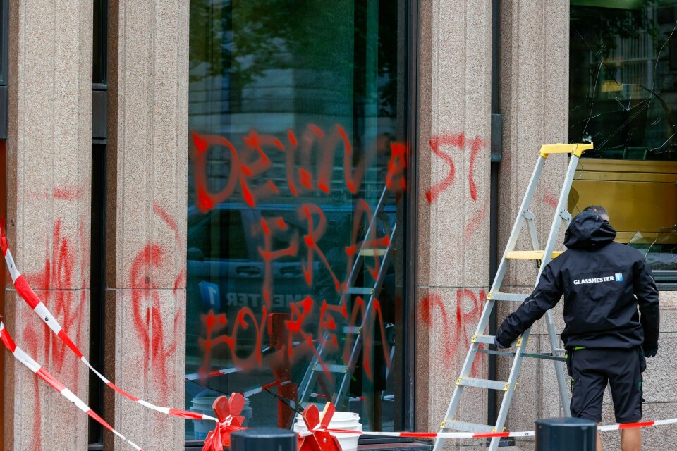 Fasaden til Norges Bank ble natt til mandag utsatt for hærverk. Fasaden til Norges Bank ble natt til mandag utsatt for hærverk. Foto: Tor Erik Schrøder / NTB