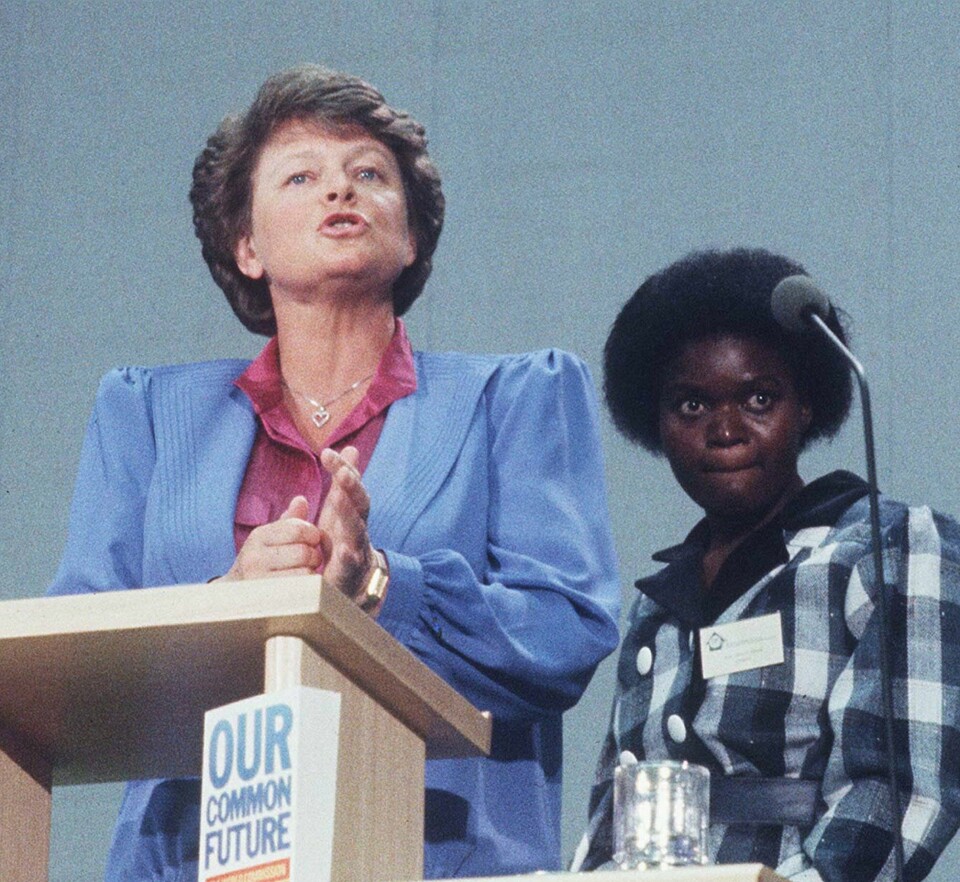26. april 1987: Gro Harlem Brundtland legger fram rapporten fra FN-kommisjonen for miljø og utvikling, «Vår felles framtid». FOTO: HENRIK LAURVIK/NTB SCANPIX