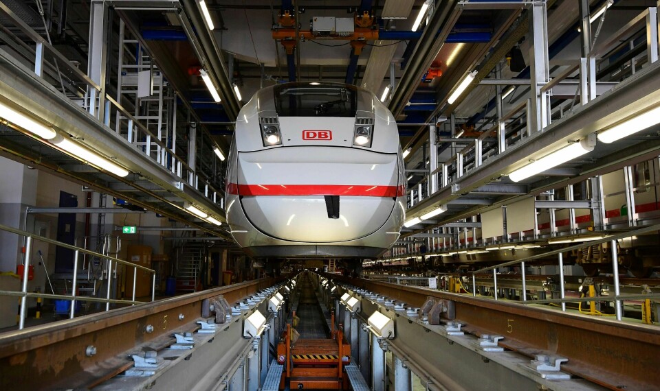 Mens norske politikere i stort monn vender tommelen ned for høyhastighetstog, satses det massivt ellers i Europa. Dette er ett av de i alt 220 nye ICE 4-togene Deutsche Bahn tar i bruk fra neste år. Toppfarten blir 249 kilometer i timen. EUs mål er at alle flyreiser under 600 kilometer skal erstattes av raske tog. Det er kortere enn så mellom Oslo og Stockholm. Mens norske politikere i stort monn vender tommelen ned for høyhastighetstog, satses det massivt ellers i Europa. Dette er ett av de i alt 220 nye ICE 4-togene Deutsche Bahn tar i bruk fra neste år. Toppfarten blir 249 kilometer i timen. EUs mål er at alle flyreiser under 600 kilometer skal erstattes av raske tog. Det er kortere enn så mellom Oslo og Stockholm.