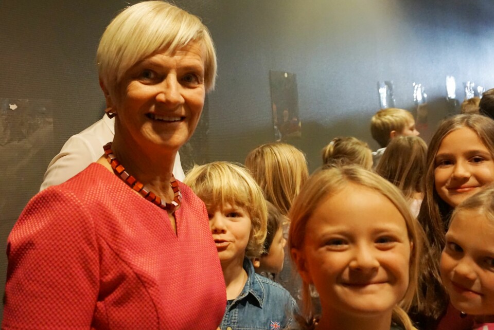 Rektor Kjersti Schibevaag ved Byfjord skole sammen med elever under feiringen av skolens 50-årsjubileum i går. Da skolen ble etablert i 1966 var det med 200 elever. 50 år senere er det 419 elever, og 57 lærere fra 34 land ved skolen. Foto: Stavanger kommune Rektor Kjersti Schibevaag ved Byfjord skole sammen med elever under feiringen av skolens 50-årsjubileum i går. Da skolen ble etablert i 1966 var det med 200 elever. 50 år senere er det 419 elever, og 57 lærere fra 34 land ved skolen. Foto: Stavanger kommune
