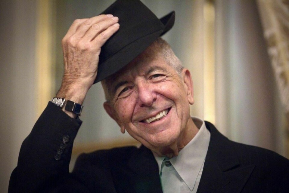 Leonard Cohen, alltid en uklanderlig kledd gentleman, står igjen som en av populærmusikkens forgrunnsfigurer.
