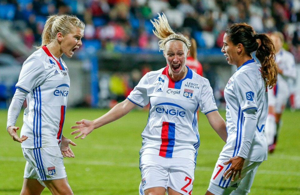 Ada Hegerberg (t.v.) jubler sammen med Lyon-jentene.