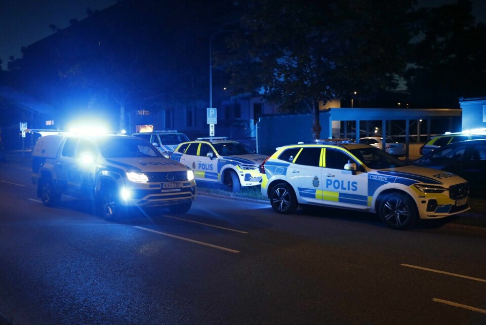 Tre personer er pågrepet etter at en tenåring mellom 15 og 18 år døde i en skyting i bydelen Bagarmossen i Stockholm. En ung mann ble alvorlig skadet i en skyting i Bagarmossen i Sør-Stockholm sent tirsdag kveld, ifølge politiet. Ingen gjerningspersoner er pågrepet i saken så langt.Foto: Mickan Mörk / TT / NTB