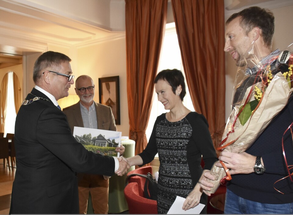 Heder: Inger Marianne og Haakon Pettersen mottar premie for sin vakre hage på Konnerud av ordfører Tore Opdal Hansen og juryformann Arne Finn Solli. FOTO: BIRGITTE SIMENSEN BERG Heder: Inger Marianne og Haakon Pettersen mottar premie for sin vakre hage på Konnerud av ordfører Tore Opdal Hansen og juryformann Arne Finn Solli. FOTO: BIRGITTE SIMENSEN BERG