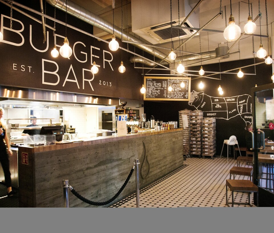 Burger Bar i Folketeaterpassasjen er ikke lenger på høyde med sitt eget rykte, der den ligger plassert på stripa mellom Sean Henrys kjempekvinne og omstridte Kate Moss. Burger Bar i Folketeaterpassasjen er ikke lenger på høyde med sitt eget rykte, der den ligger plassert på stripa mellom Sean Henrys kjempekvinne og omstridte Kate Moss.