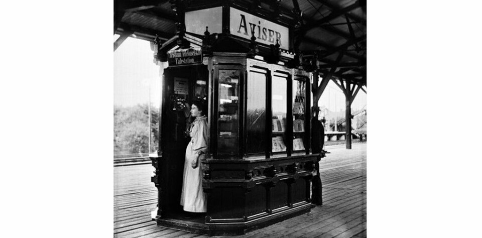 Christiania Telefonselskabs Talestation. Bildet er fra Lillestrøm jernbanestasjon cirka 1900–1910. Christiania Telefonselskabs Talestation. Bildet er fra Lillestrøm jernbanestasjon cirka 1900–1910.