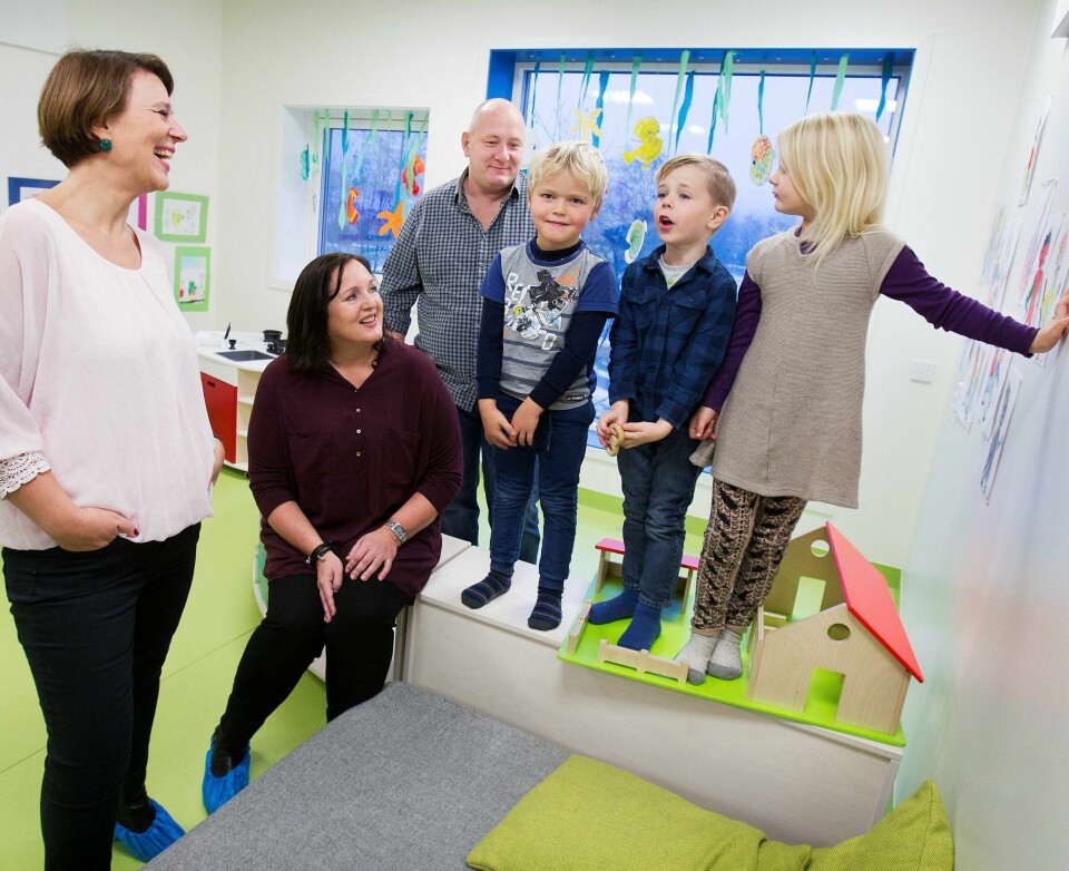 Ap-byråd Tone Tellevik Dahl (til venstre), Utdanningsforbundets Aina Skjefstad Andersen og Roger Dehlin i Fagforbundet er stolte av avtalen som sikrer barna i Storgården barnehage flere voksne med kompetanse.
