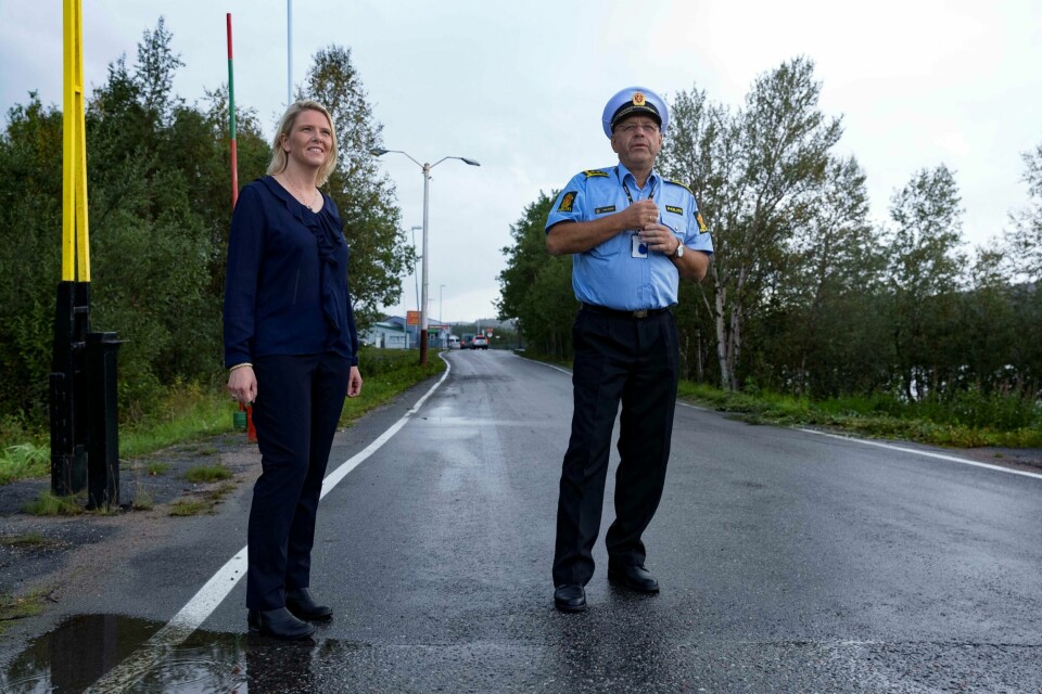 Er Donald Trump inspirert av Norge, som bygger gjerde på Storskog, et gjerde som skal hindre flyktninger å krysse grensen mellom Norge og Russland. Her er innvandrings- og integreringsminister Sylvi Listhaug (Frp) og politisjef Hans Møllebakken på Storskog grensestasjon. Foto: Krister Sørbø, NTB Scanpix