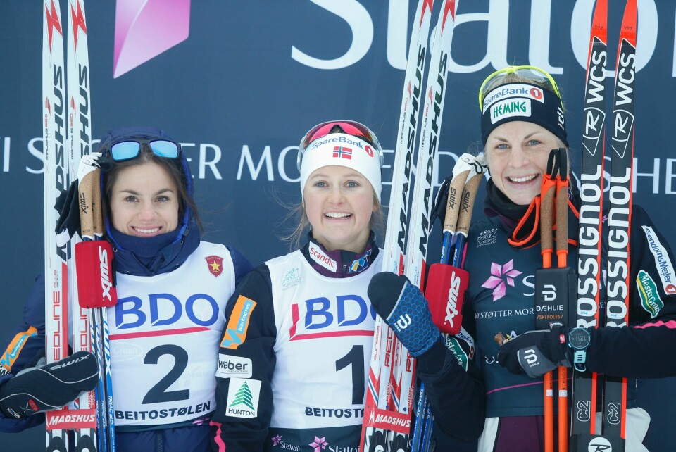 Ingvild Flugstad Østberg vant sesongåpningen foran Heidi Weng (t.v.) og Astrid Uhrenholdt Jacobsen.
