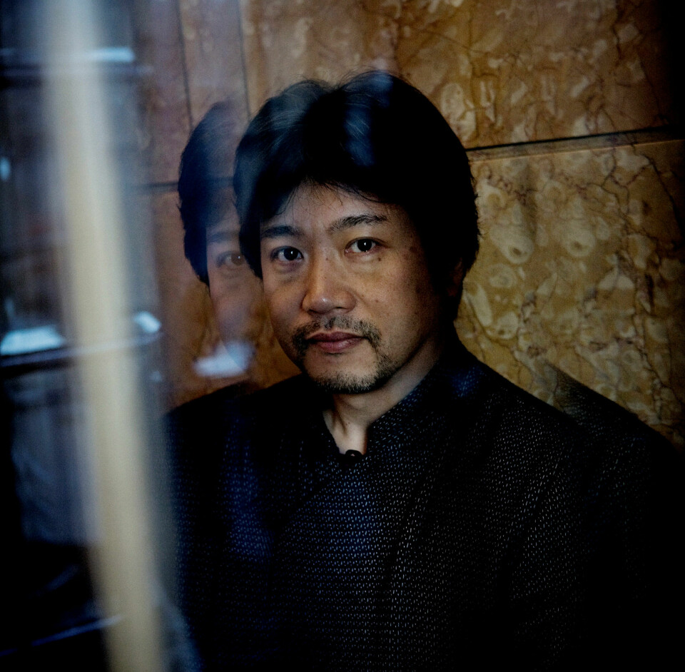 Hirokazu Koreeda er en av Japans fremste filmskapere, med filmer som «Søstre» (2015), «Som far, så sønn» (2013), «Still Walking» (2008) og «After Life» (1998) på merittlista. Hirokazu Koreeda er en av Japans fremste filmskapere, med filmer som «Søstre» (2015), «Som far, så sønn» (2013), «Still Walking» (2008) og «After Life» (1998) på merittlista.