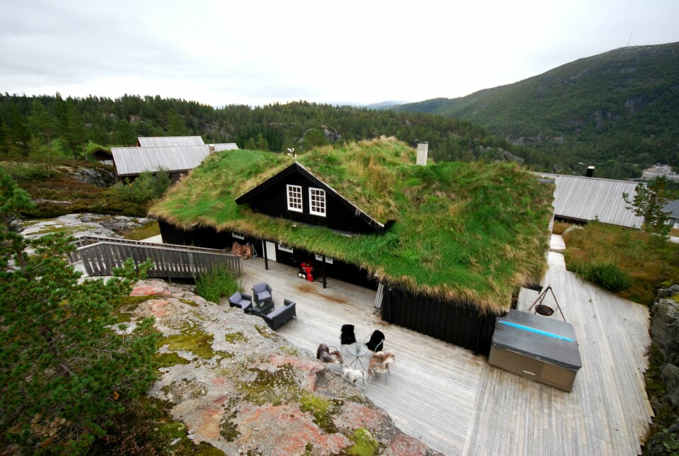 6,49 millioner kroner koster denne 12-romshytten, som ligger i toppsjiktet blant de 96 fritidsboligene til salgs i Sirdal akkurat nå. FOTO: SMART EIENDOMSMEGLING 6,49 millioner kroner koster denne 12-romshytten, som ligger i toppsjiktet blant de 96 fritidsboligene til salgs i Sirdal akkurat nå. FOTO: SMART EIENDOMSMEGLING