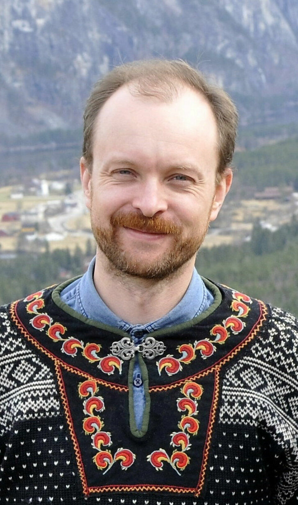 BRYTE NED HOLDNINGER: Forfatter Anders Vaa vil øke folks kompetanse på dialekter og dermed bryte ned negative holdninger. BEGGE FOTO: SPARTACUS FORLAG BRYTE NED HOLDNINGER: Forfatter Anders Vaa vil øke folks kompetanse på dialekter og dermed bryte ned negative holdninger. BEGGE FOTO: SPARTACUS FORLAG