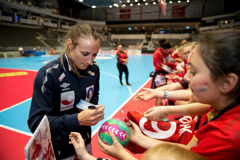 Camilla Herrem elsker å være hjemme i Stavanger, og kantspilleren er også umåtelig populær på hjemmebane. Etter alle helgens kamper har hun stått lenge igjen for å skrive autografer til alle som vil ha. Foto: Carina Johansen / NTB Scanpix.