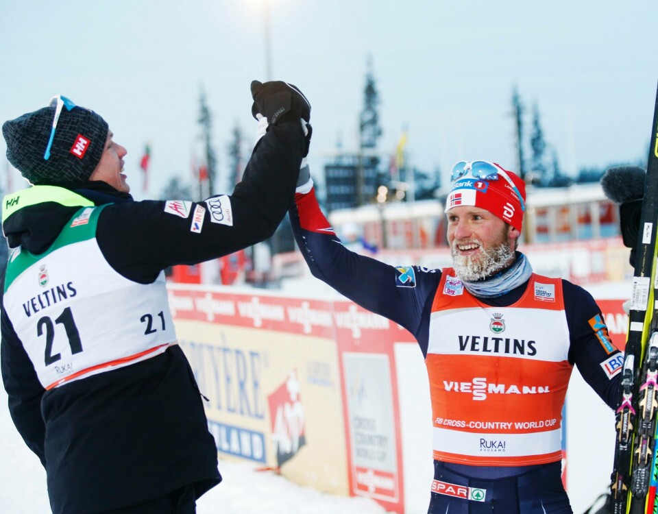 Martin Johnsrud Sundby gratulerer Ivo Niskanen (t.v.) med seieren i Ruka.