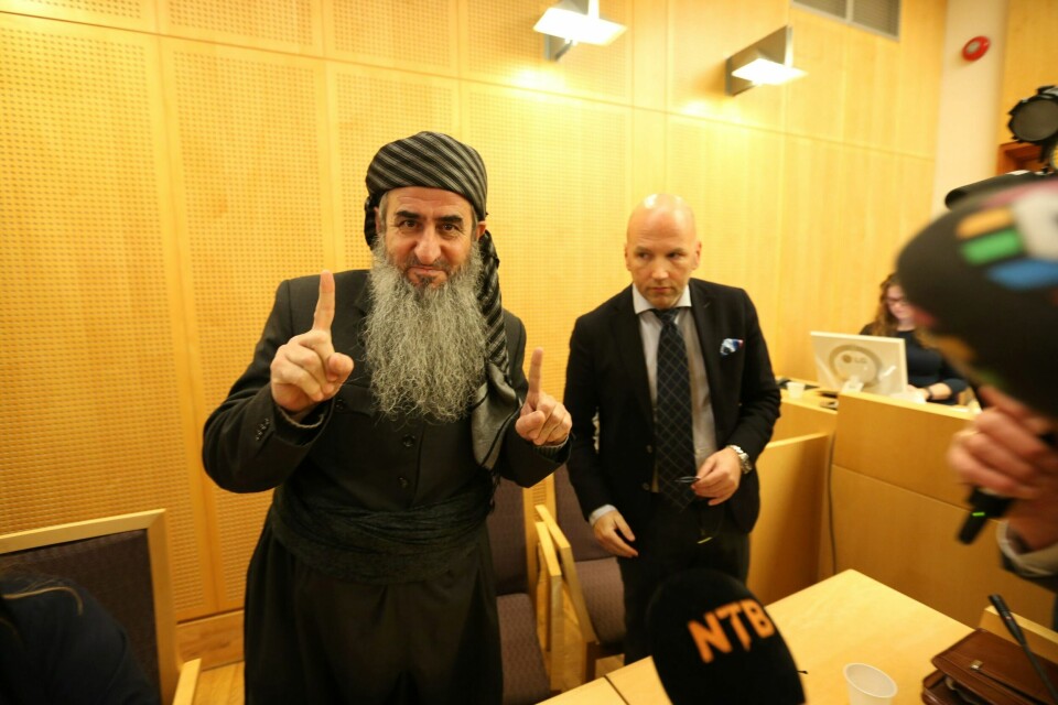Najmuddin Faraj Ahmad, alias mulla Krekar, i retten sammen med sin advokat Bjynjar Meling.